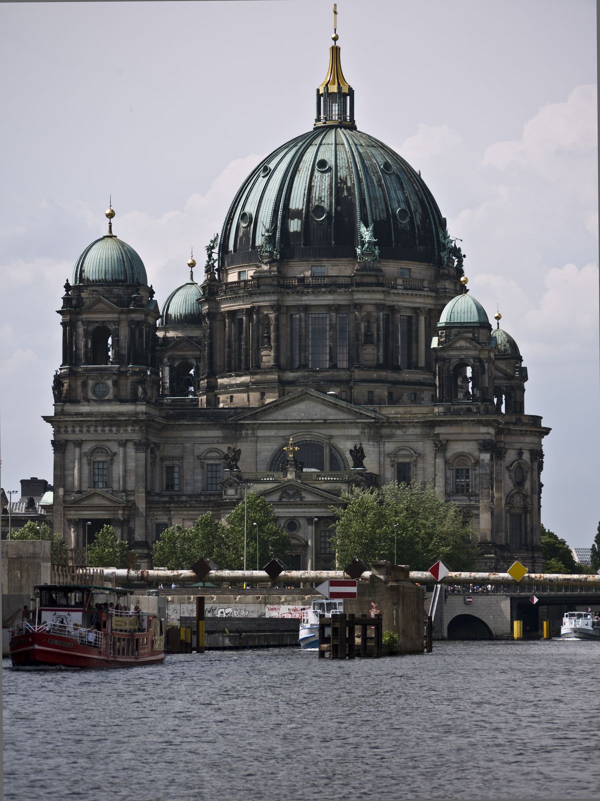 Berliner Dom-Blick vom Wasser